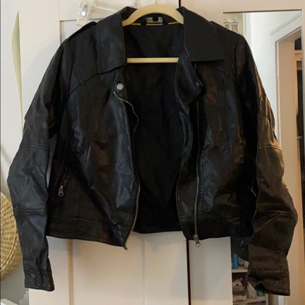 Cropped faux leather jacket, black